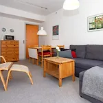 4 Person On A Appartement