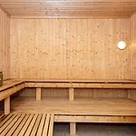 4 Person On A Appartement