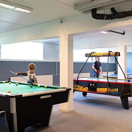 4 Person On A Apartament *