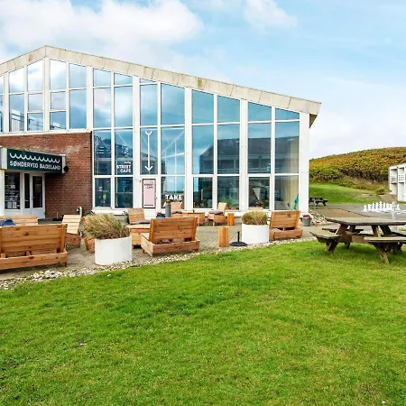 4 Person On A Apartment *