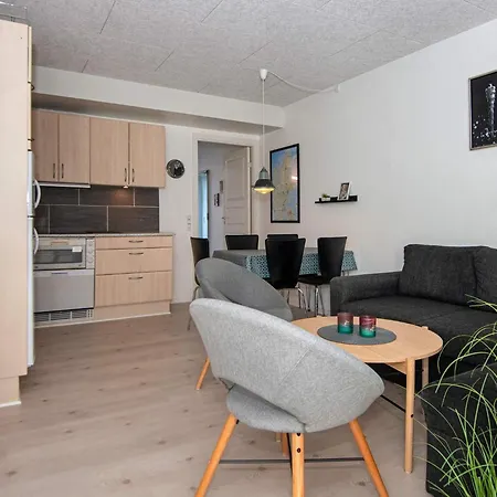 4 Person On A Appartement