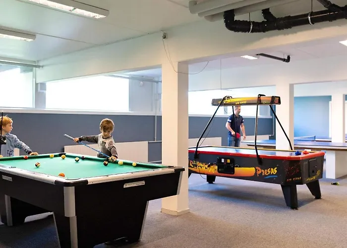 4 Person On A Apartment *