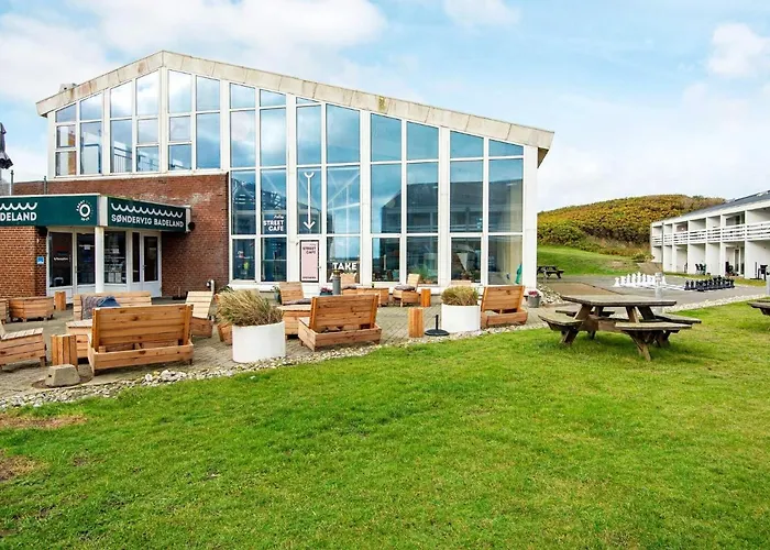 4 Person On A Apartment *